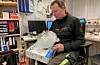 — Me har sikkert installert tusen slike lamper, seier Bjelland.FOTO: THOMAS VALLESTAD DRAGESET