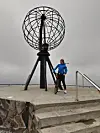 Stålskulpturen forma som ein globus blei satt opp på Nordkapp-platået i 1978. Det blåste godt den dagen dei starta sykkelturen. Foto: Eyvind Martinsen