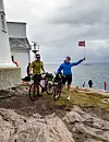 Vel framme på Lindesnes blei dei møtt av foreldra sine før dei fekk sitja på heim. Foto: Privat