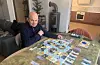 Eilif Svensson gjer i desse dagar siste finpussen på spelet «Fortunes of Scoundrel Bay», der endeleg versjon skal lanserast i oktober i år. – Prototypen er sjølvlaga og endeleg versjon vil sjå veldig annleis ut, fortel han. Foto: Privat