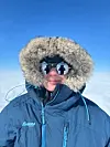 June i vinterhabitten på Grønland. Varmaste temperaturen dei målte var minus 9 grader. Foto: June Framnes Dyngen