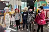 Frå venstre: Lilly Stalsberg Aase, bakar. Olivia Elin Jørgensen Lokna, frøken tante Sofie. Johanna Osa Erve, Kasper. Markus Grude Haavik, Jonathan. Delvis skjult bak: Emma Espevoll Pedersen, fru Bastian. Ulrikke Husebø, Jesper. Gabriel Krokedal Lie (bak), Pølsemakaren. Politimester Bastian. Mathea Huse Andreassen, Kamomilla. FOTO: PRIVAT