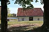 Nå er det 180 år gamle huset i Sveio sentrum bevart for ettertida. Vigdarvatnet i bakgrunnen.