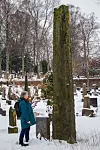 Minnesteinen til Olaus Fjørtoft er ein seks meter høg obelisk over grava. Birgit Oline Kjerstad blir ein asterix ved sida av.