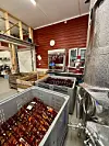 Det nye produksjonslokalet ligg vegg-i-vegg med den gamle låven, som framleis har raud vegg og småruta glas. Foto: Heidi Molstad Andresen / NPK
