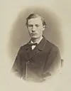 Olaus Fjørtoft var lensmannssonn, bygdegut og eit matematisk geni. Han var òg ein stridbar fyr som folk irriterte seg over, men sette djupe spor i dei som blei del av Fram-flokken.