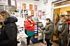 Det er ein rørt Åse Marie Økland som ser kjentfolk og kundar kome inn i butikken for å gje ho ei gåve.FOTO: THOMAS VALLESTAD DRAGESET