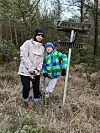 Linda Vihovde og sonen Gabriel på tur i nærområdet i Ørevik.