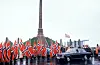 Kongefamilien var til stades i 1972 under Haugesunds 1100-rikssamlingsjubileum. Her kjem dei kongelege til Haraldsstøtta og Harald Hårfagres minnesmerke på Haraldshaugen. Arkivfoto: NTB / NPK