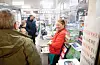 Her kjem dei inn i butikken.FOTO: THOMAS VALLESTAD DRAGESET
