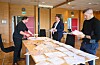 Stemmene er talte, og Stortingsvalget 2025 har fått sine vinnere og tapere. Fra venstre: valgansvarlig Bjarte Stølås Storli, ordfører André Mundal Haukås og KrF-politiker Sondre Natås Strand. Foto: Morten Vågset Møller.