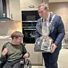 Lars Nesheim tok imot blomar på vegne av bebuarane. Foto: Privat