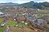 Eigedomen som gjekk for høgast pris i oktober ligg i Førde. Dronefoto: Irene Flatnes Haldin
