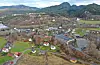 Eigedomen som gjekk for høgast pris i oktober ligg i Førde. Dronefoto: Irene Flatnes Haldin