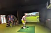 Carl Robert Brenden har vore ivrig skikøyrar i fleire år, og har endeleg fått seg ein ny hobby han kan drive med om sommaren, fortel han framfor golfsimulatoren. Foto: Heidi Molstad Andresen / NPK