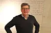 Reidar Sandal er tilbake som styreleiar for Nynorsk kultursentrum. Her er han i Aasen-tunet i Hovdebygda i Ørsta kommune i Møre og Romsdal. Foto: Bendikte Flataker / Nynorsk kultursentrum.