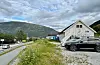 Då vegen mellom Sogndal og Fjærland vart bygd i 1994, blei eit gardsbruk nedanfor vegen ekspropriert. Eigarane fekk nytt hus og låve på oversida av den nye riksvegen. Foto: Heidi Molstad Andresen / NPK