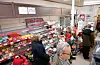 Det var folksamt og kø i nærbutikken på lille julaftan.FOTO: THOMAS VALLESTAD DRAGESET