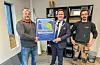 Ordførar André Mundal Haukås overrekte Miljøfyrtårn-diplomet til Bernt Johannessen (t.v.) og Thomas Eriksen i murarfirmaet R. B. Johannessen AS.