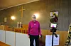 Astrid Haugsgjerd les juleevangeliet i Tittelsnes bedehus.