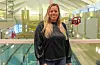 Astrid Torsnes er tilsett som ny leiar av badeanlegget i Tysværtunet. Ho startar i stillinga i påska. – Dette gler eg meg til, strålar ho. Foto: Marit Tvedt, Tysvær Bygdeblad.