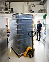 Alt av utstyr i bryggeriet har hjul slik at ting enkelt kan flyttast på. Som eit berg av tomme flasker. FOTO: ELLEN MARIE HAGEVIK