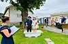 Lite sjølvhøgtidsame må dei vel seiast å vera, Bente Iren Bjelland og Åge Bøe, som stilte seg i badekaret då dei fredag sa ja til kvarandre under ein romantisk bryllaupsseremoni heime i gardstunet på Kvalvåg. Ordførar Linn Therese Erve stod for vikslinga. Bak frå venstre står Øyvind Bjelland, Karen Enge, Trine Henriksen, Gry Andersen Flatnes og Rolf Inge Reiersen, fire av desse var forlovarar.