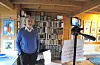 Forfattar Einar Økland les juleevangeliet heime i stova si i Einar Øklandsveg i Valevåg.