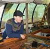 Kamilla Apelseth Snemyr i nedgangen til salongen og lugarane under dekk. Mykje av innreiingsarbeidet under dekk utførte ho medan ho brukte skøyta som hybel då ho arbeidde ved Hardanger Fartøyvernsenter i Norheimsund. FOTO: EINAR VESTVIK