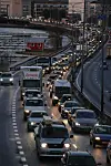 For nokre år sidan, rekna Dansk Vejforening på kva som ville skjedd om 10–20 prosent av den danske befolkninga møtte ein til to timar seinare på jobb og slutta tilsvarande seinare. Dei fann at dei fleste rushkøane ville vore unngått og behovet for ny infrastruktur ville gå dramatisk ned. Mindre tomgang ville også ført til lågare CO2-utslepp. ILLUSTRASJONSFOTO: JENS O. KVALE / NTB/ NP