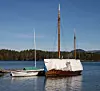 Flåten: I tillegg til skøyta «Vågen» har ekteparet ein Soling seglbåt og ein fangstbåt frå ishavsskuta «Aarvak», som står på land ved Ishavsmuseet i Brandal. Det vil seia, dei fekk båten til restaurering, men han var i så dårleg stand at dei i staden brukte han som form og støypte denne kviten glasfibermodellen av han. Paret har også ein strandebarmar som Audun har bygt, og ein pram dei brukar å ha med på seglturane. FOTO: EINAR VESTVIK