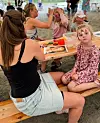 Leah Vestvik Stølås blir malt av Aud Hanne Lien Jensen (i svart) mens Ella Solsvik Økland venter på ferdigstilling av sin enhjørning fra Beate Ekrheim (i hvitt). Sarah Rush Lien venter tålmodig i kø.