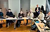– Dei dyktige fagfolka våre har lagt ned eit stort arbeid for å korte ned ventetidene, samtidig som dei har heva kvaliteten på arbeidet, opplyste fagdirektør Andreas Andreassen (bak) på dagens styremøte i Helse Fonna. Styremedlem Jo Eikeland Roald (t.v.), Helga Arianson, Anne Sissel Faugstad (nestleiar), Monica Lindseth og styreleiar Petter Steen jr. Foto: Magne Kydland / Helse Fonna