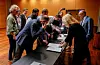Noregs Bank set ned renta med 0,25 prosentpoeng til 4 prosent. Her blir pressemeldinga frå sentralbanken delt ut til journalistane. Foto: Gorm Kallestad / NTB / NPK