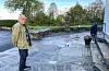 Martin Haugland har vore med i dugnadsgjengen som har lagt nye heller rundt inngangen.