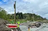 Haugaland Kraft nyttar høvet til å legga straumkablar i bakken. Her er tilsette i Fagne i ferd med å ta ned nokre av dei gamle straumleidingane.