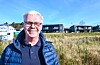 Salgskonsulent i Valvatne Bygg AS, Bjørn Storebø er fornøyd med tilbakemeldingene de har fått på boligene ved Steinhaugmarka. Nå satser firmaet på tre nye boliger på feltet. Foto: Morten Vågset Møller