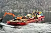 Maskinar og utstyr blei frakta med lekter og fjorden. Foto: Privat