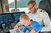 – Eg hadde inga aning om skuleval etter ungdomsskulen, fortel Even Vikse. Her med ein styrmannaspirant Brage (2) på fanget. Foto: Privat