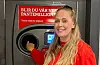 – Det er kjempebra at folk er flinke til å pante. Fortsett sånn, sier butikksjef Rebekka Lye. Foto: Infinitum