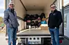 Oddvar Bauge og Einar Vestvik var med på å samla inn klede i Auklandshamn laurdag. Bauge, som har vore kystbuss-sjåfør i fleire år, var òg sjåfør på den lånte lastebilen. FOTO: PRIVAT