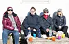 Desse fire var glade for at barna dei hadde med heller ville vera utandørs enn inne på målarkurs. Då fekk dei sjølv sitja i sola. Frå venstre: Wenche Fjeldheim, Hanne Gunn, Irene Austrheim, Elin Vågen. FOTO: THOMAS VALLESTAD DRAGESET