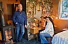 Soverommet til John Sigfred Stokke og Anette Storstein i andre etasje har både vegg til vegg teppe, walk-in-closet, peis, utsikt over Førdespollen og utgang til altan. Foto: Kjartan Moe Hustvedt