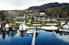 Det restaurerte sjøhuset midt i bildet er eit sentralt element i Valevåg Strandpark.