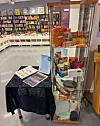 Er du innom biblioteket, bruk gjerne litt tid på å sjå på utstillinga der. Du finn i tillegg informasjon du kan ta med deg.