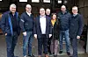Medan snøen lava ned utanfor, søkte gjester og vertskap ly i porten til Helifuel sitt produksjonslokale. F.v. Trond Helleland, Robert Brandvik (Helifuel), ordførar André Mundal Haukås, Erlend Larsen, Liv Kari Eskeland, Eirik Undesdal (Helifuel) og Erik Lahnstein (NHO Luftfart).