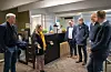 Dagleg leiar Robert Brandvik i Helifuel (nr. 2 frå høgre) for tel om verksemda til stortingsrepresentantane Trond Helleland , Liv Kari Eskeland og Erlend Larsen, ordførar André Mundal Haukås og Erik Lahnstein frå NHO Luftfart (heilt til høgre).