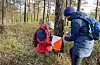 Dei aller fleste postane i årets tur-o-tilbod er merka som vanleg med raude og kviteflagg saman med kodelappar. Karl Inge Instefjord og Olaug Fagerland gjer klart for årets sesong.
