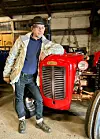 Traktorsamlinga i lagerhuset tel snart tjue restaurerte doningar, frå Ford County og Porsche 111 Diesel til ein Massey Ferguson MF35 med blomsterkasse bak. No gjeldt det berre å skaffe seg eit eigna bygg der han kan opne museum, seier Lothe. Foto: Heidi Molstad Andresen / NPK