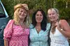 Cowgirls klare for konsert og linedans. F.v. Monica Kaldestad Mathisen (Kvinnherad), Lill Grutle (Sveio) og Wenche Monsen (Åsane).